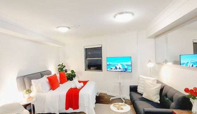 Central Loft on Broadway + Parking/Pool