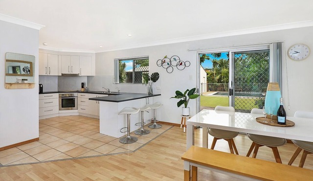 Central Mooloolaba Beach House with 1 bedroom unit attached. .
