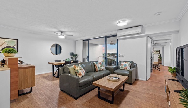 Central & Spacious! 2Bed/2Bath/1Car ~ Gabba