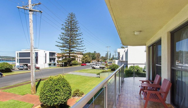 Champagne Court 1 close to Bowling club and rockpool