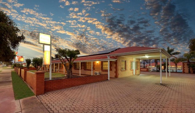 Charles Rasp Motor Inn & Cottages