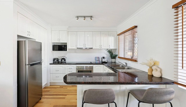 Charming 2-Bed Home with Spacious Backyard & BBQ