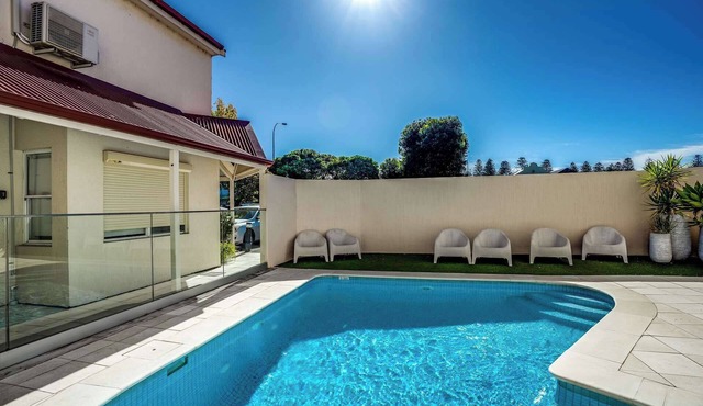 Charming 2-Bedroom Holiday Retreat with Pool
