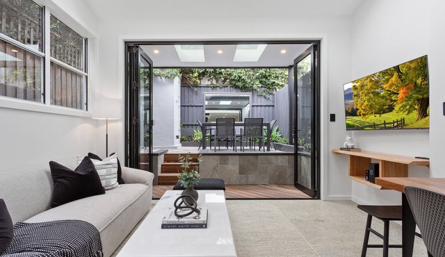 Charming 3-bed Cottage with a Courtyard
