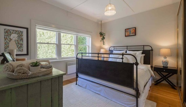 Charming Fig Tree Cottage with WiFi & Parking