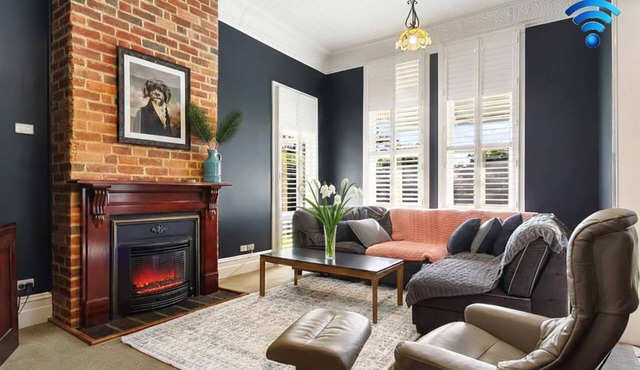 Charming Heritage Retreat - spacious and comfortable base in Sale for corporate travellers