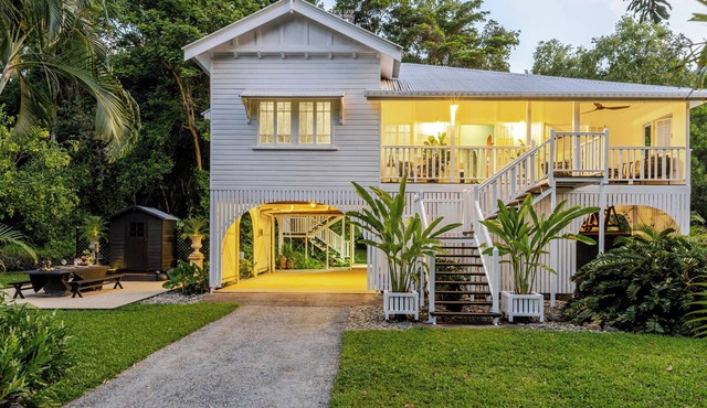 Charming Queenslander surrounded by Rainforest