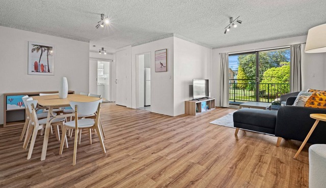 Chic 2-Bed Apartment Near the Beach