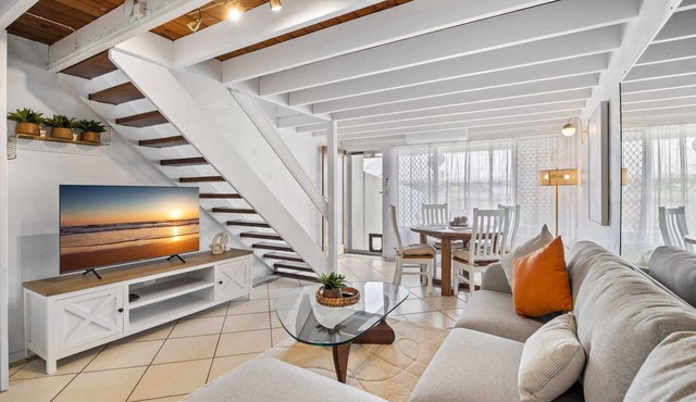 Chic 2-Bed Cabin-Style Home by Mooloolaba Beach