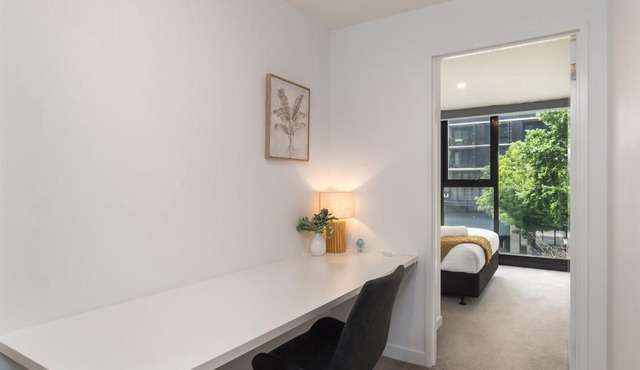 Chic 3-Bed in Central with Pool, Sauna and Gym