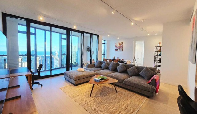 City Private Luxurious penthouse 3b2b Apt 202sqm