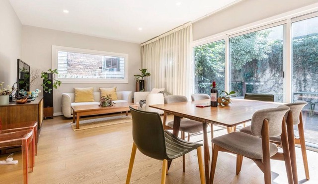 Classic Comforts - Moments to Flemington Racecourse
