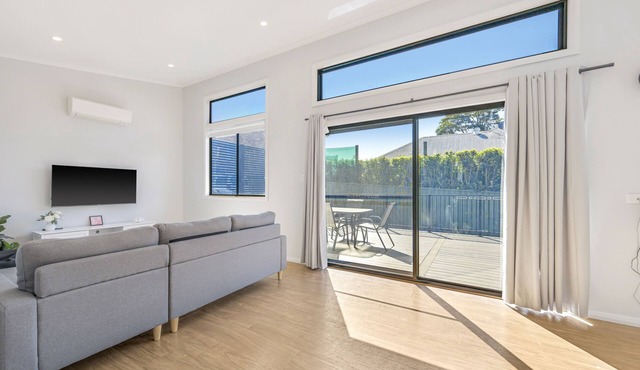 Coastal Charm - Freshly renovated 2 bedroom cottage, close to Port's CBD