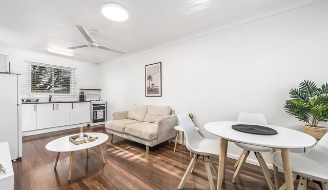 Coastal Chic Apartment Only Minutes to the Beach