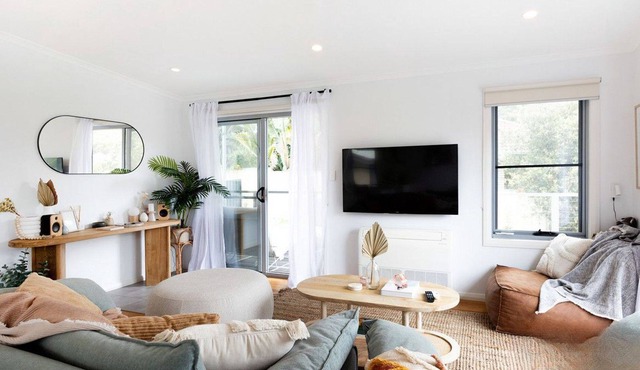 Coastal chic cottage with everything you could possibly need.