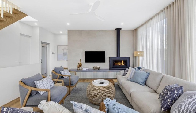 Colite Luxury Barwon Heads Sleeps 8 Rooftop deck 2 minute walk to the main shops river and parks