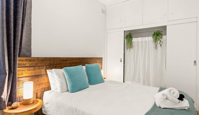 Colourful Spacious Central 3BDR Balcony AC Parking