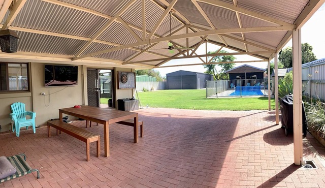 Comfortable and charismatic large 5 Bed family home