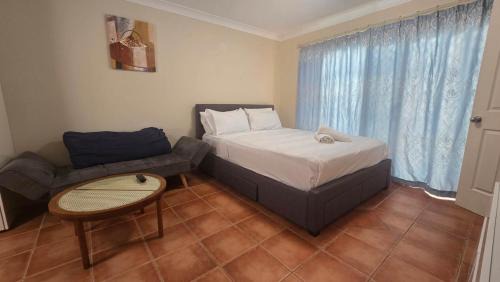 Comfy Granny Flat Studio in Mermaid Water