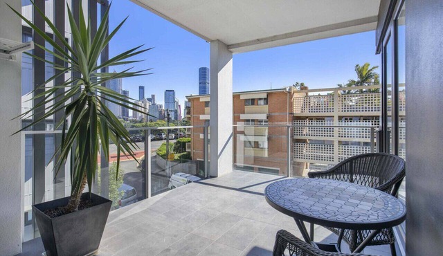 Contemporary Apt, Premium Local, WiFi, Wine, Cafes