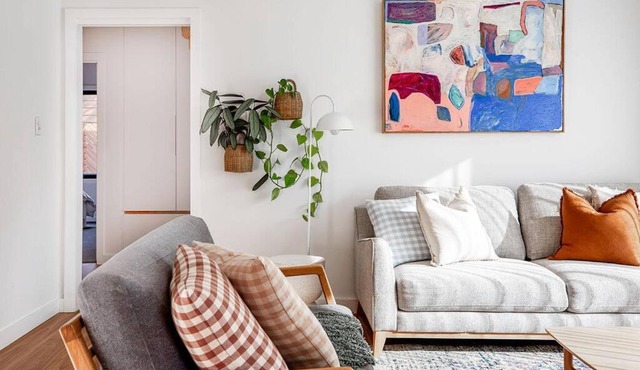 Convenient luxury home minutes to CBD and hospital