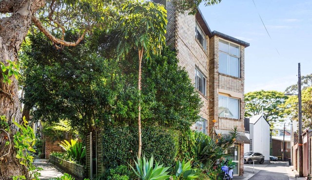 Convenient Studio in Trendy Inner-City Suburb