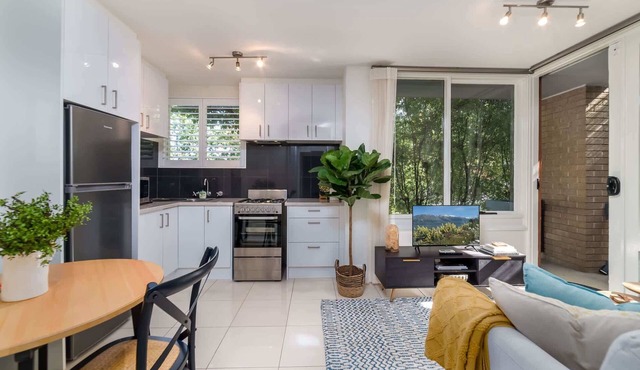 Cosy and Convenient Leafy Apartment
