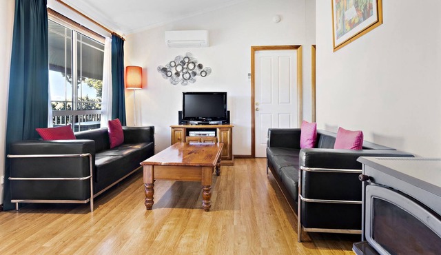 Cottages on Lovedale - No. 1 (2 bedroom) - 2 bedroom, 2 bathroom cottage in sensational Lovedale location
