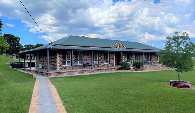 Country Escape with Hunter Valley Wine/Dine within minutes, PLUS a Spa!