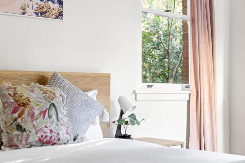 Courtyard Double Room - Next to Transport & Shops in Killara - Shared Bathroom