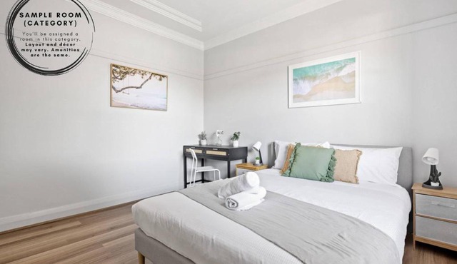 Cozy Queen Room - Close to Eateries & Shops - Shared Bathroom and Amenities