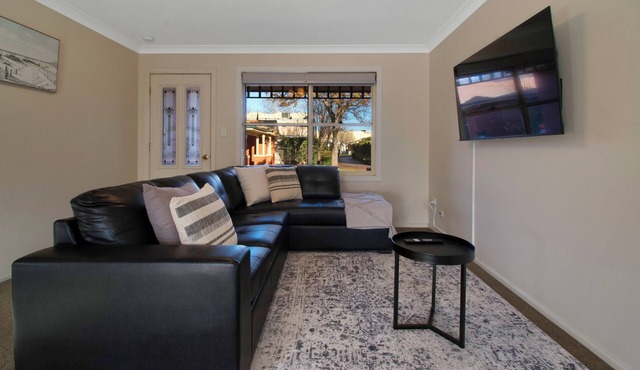 Crampton Comforts - Walk to CBD, Cosy & Homely