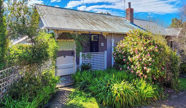 CROFT COTTAGE near Hepburn Mineral Springs Reserve