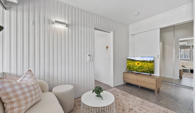 Cute & Compact, pet friendly apartment easy access to Alex or Mooloolaba beaches