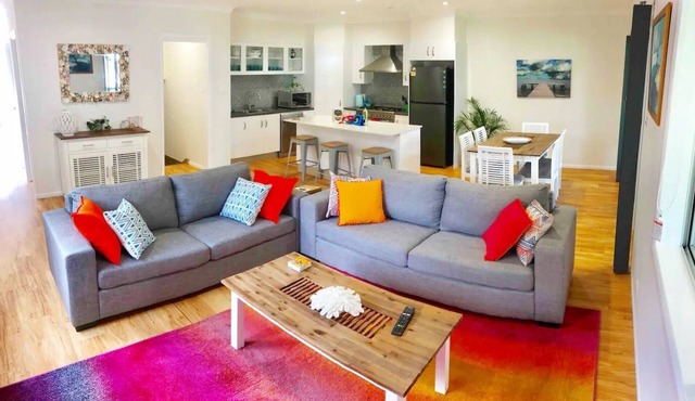 DELUXE 2 bed, 1.5 bath townhouse! Central location, spacious, wifi, garage