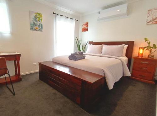 Deluxe Queen Room - Shared Bathroom