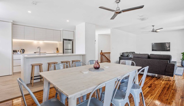 Discover the perfect retreat for families and pets alike in the heart of Broadbeach.