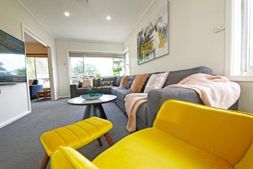 Doncaster Renovated 5BD/4BR Brick Home Parking WiFi