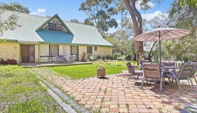 Eagle Bay Beach Lodge—Escape to Coastal Serenity