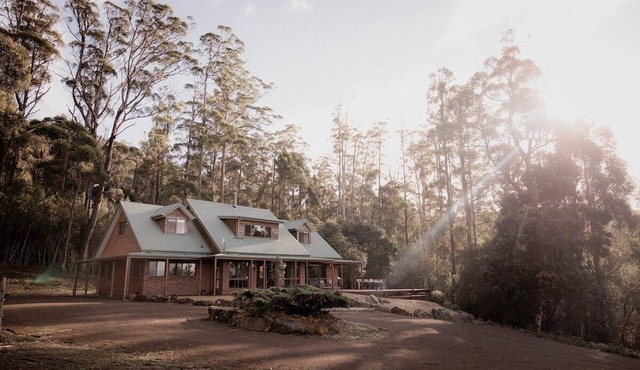 Eaglehawk Lodge Oceanview retreat on Pirate Bay