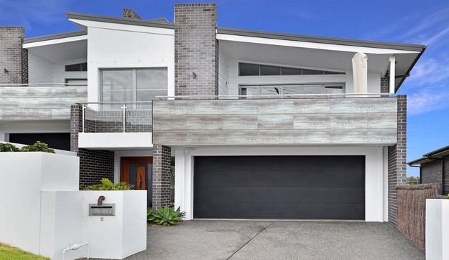 Easy walk to Terrigal, beach, boutique shops, eateries and watersports