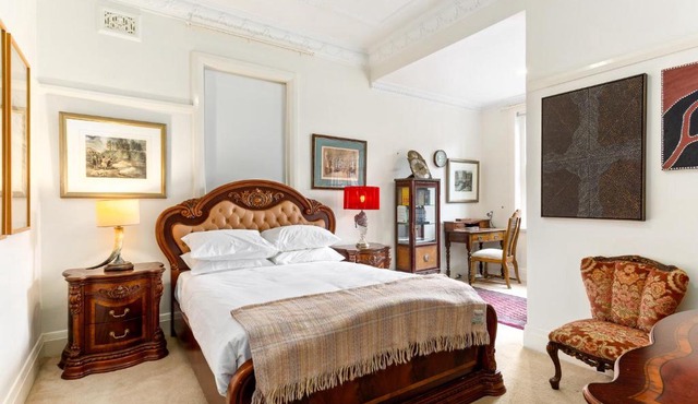 Eclectic Art Deco Apartment in great location