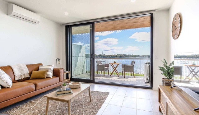 Elegant Bay Side 1-Bed Apartment with Views