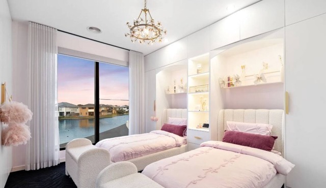 Elegant Waterfront Escape – Point Cook Relax with the whole family.