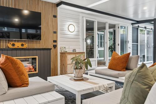 Ellie's Luxe Cottage Escape - Sleeps 8, Spa, Pizza Oven