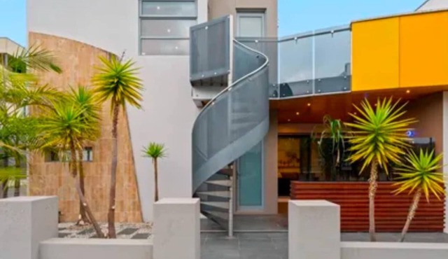 Entire studio with balcony in Maribyrnong