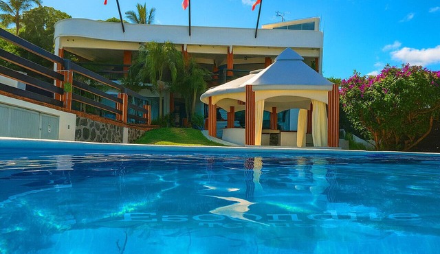 Escondite Teques/Alberca climatizada, diversión y espacio para grupos in Tequesquitengo