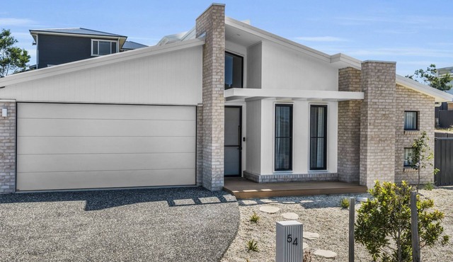 Executive Luxury Home - 54 Songlark Street