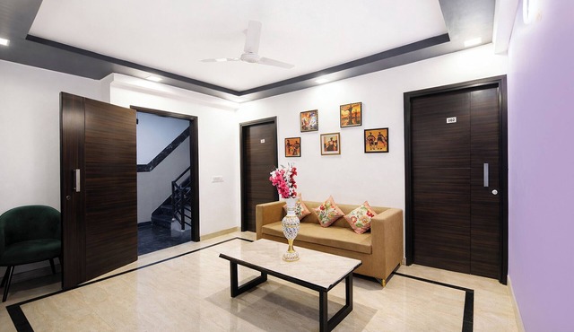 Fabhotel White House Residency