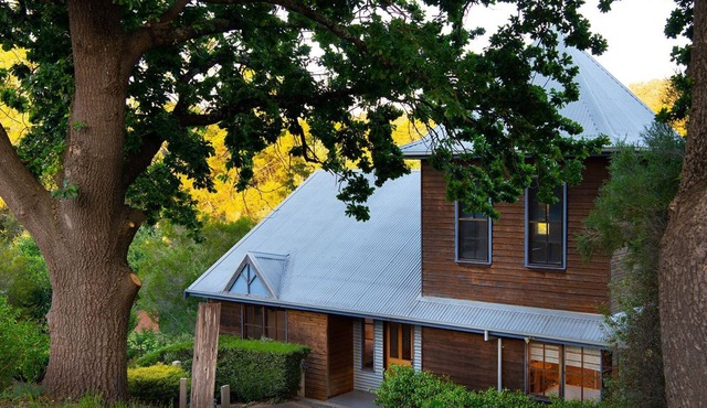 French Cottage- enchanting retreat in Hepburn with spa and log fire